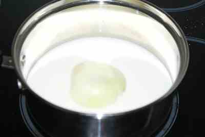 В небольшую кастрюлю или сотейник сложить луковицу, залить молоком и довести до кипения. Накрыть крышкой и дать настоятся 20 минут. Процедить