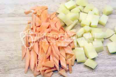 Картофель порезать кубиками, морковь ромбиками.  