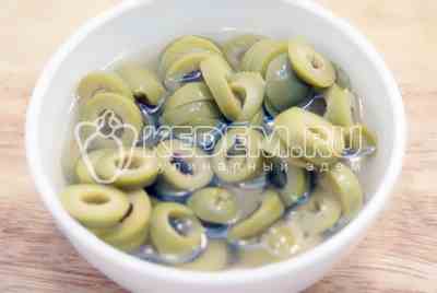 Оливки нарезать кружочками и и вместе с рассолом добавить в суп. Посолить