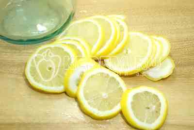 Лимон нарезать тонкими кружочками.