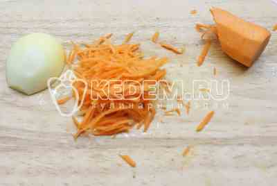 Пока картофель с курицей варится, почистить лук и морковь, морковь натереть на крупной терке, лук мелко порезать