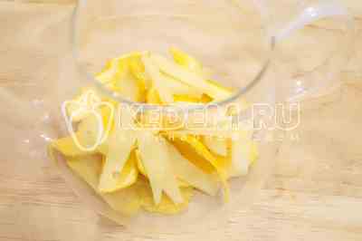 Снять цедру с лимона и апельсина. Имбирь нарезать тонкими пластиками и сложить в чайник