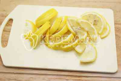 Лимон нарезать ломтиками. 