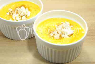Разложить суп пюре по тарелкам и  добавить сверху крошками сыр фетакса и сладкую паприку.