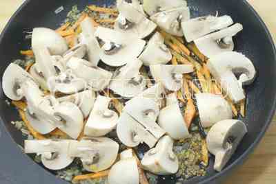Добавить грибы в сковороду с морковью и луком. Обжарить 2-3 минуты