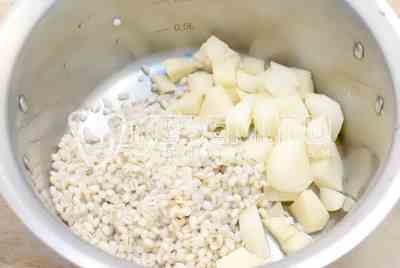 Картофель очистить и нарезать кубиками. Сложить в кастрюлю картофель и полу готовую  перловку. Залить водой и поставить вариться