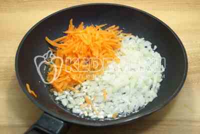 Мелко нашинкованный лук и тертую морковь обжарить на растительном масле 3-4 минуты.
