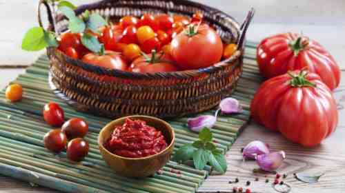 Какие салаты можно приготовить из томатов?