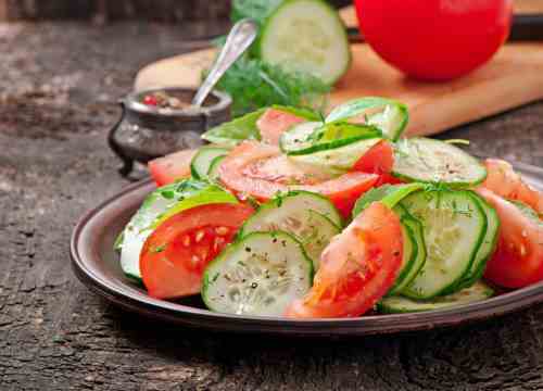 Какие салаты можно приготовить из томатов?