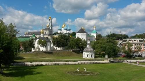 Свято-Троицкая Сергиева лавра — крупнейший мужской монастырь Русской православной церкви