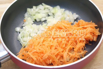 В сковороде на растительном масле обжарить мелко нашинкованный лук и тертую на терке морковь
