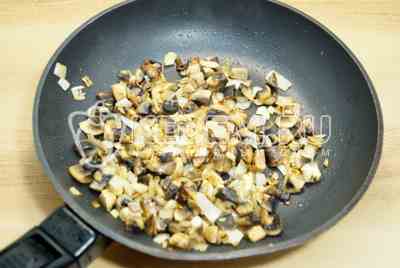 Мелко нашинковать грибы и лук, обжарить на сковороде с растительным маслом.