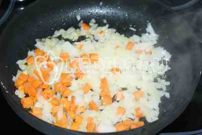 Морковь и лук порезать кубиком и пассеровать на растительном масле посолив и поперчив по вкусу