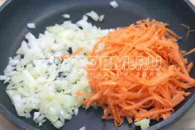 Морковь нашинковать, лук мелко нарезать. Выложить на сковороду добавив растительного масла