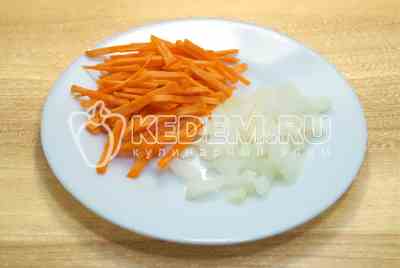 Морковь нарезать соломкой, лук мелко нашинковать.