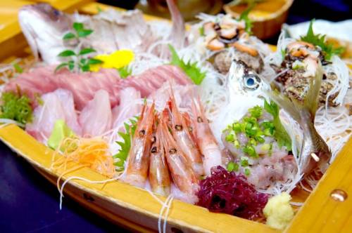 Сырые морепродукты с овощами