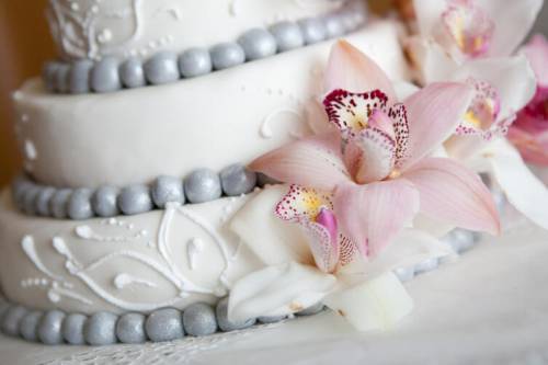 А можно украсить торт живыми цветами